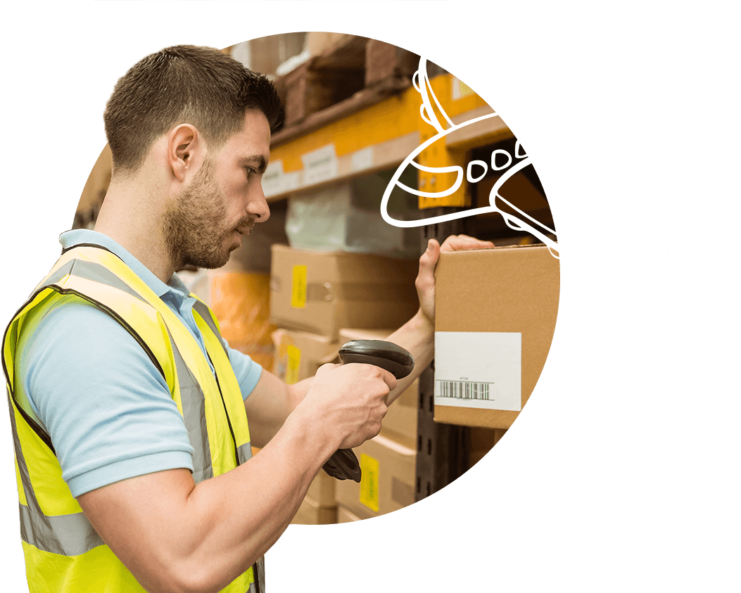 Logistikmitarbeitender scannt Barcode auf einem Paket